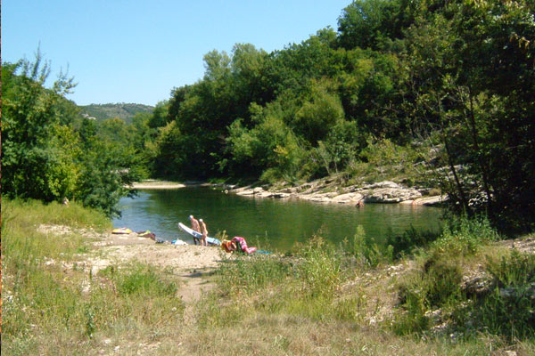 canoe-gard Couple sortant son canoe de l'eau de la Cèze