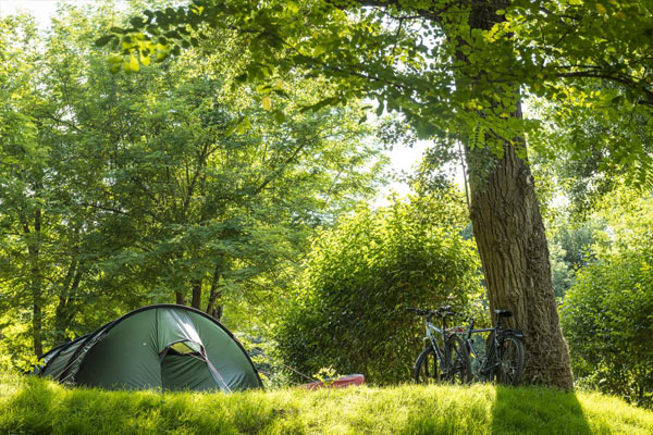 emplacement-camping-gard-riviere emplacement de camping avec vue sur la rivière de la Cèze
